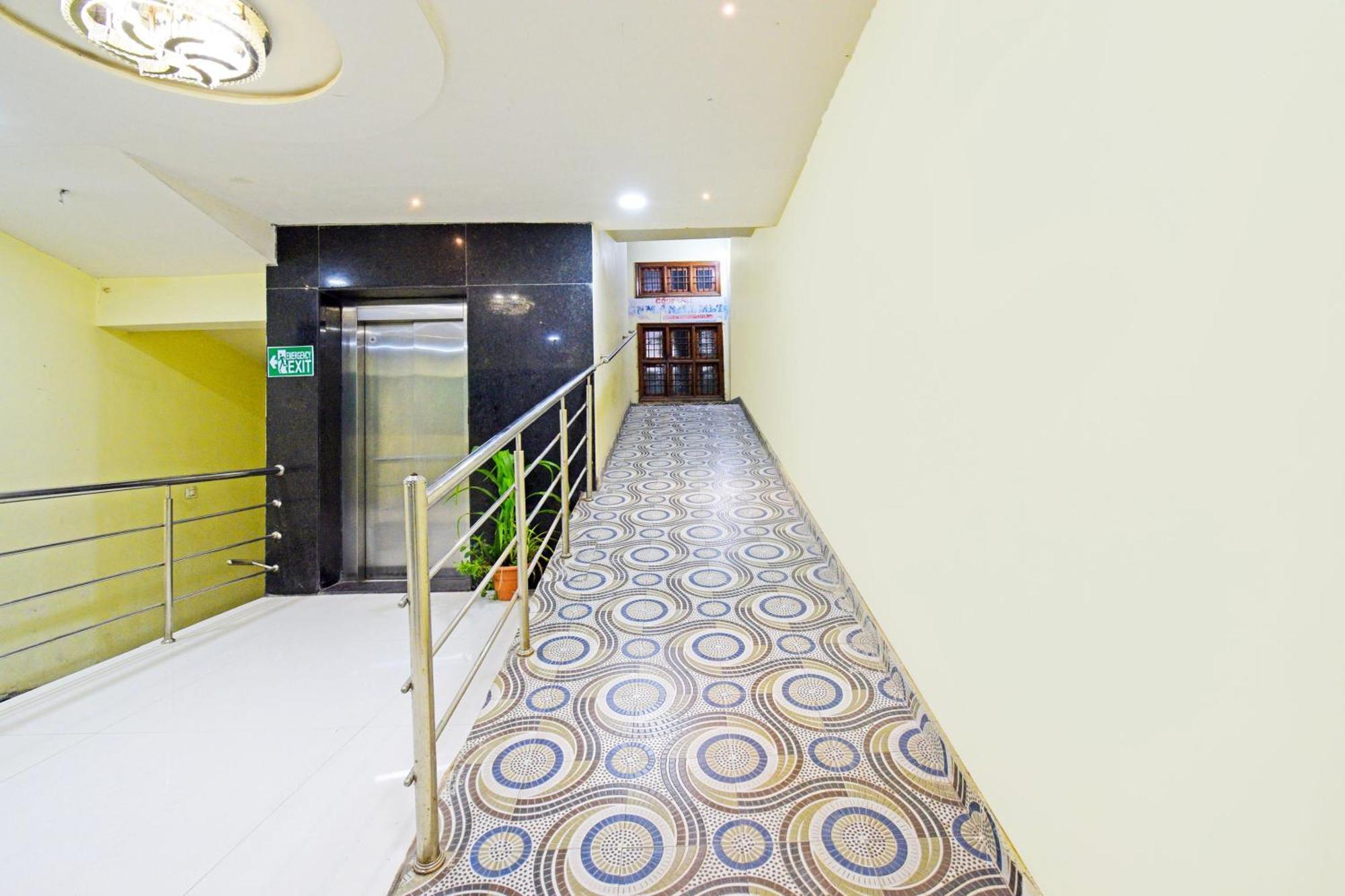 Super Townhouse Mancherial Mancherāl Exteriör bild